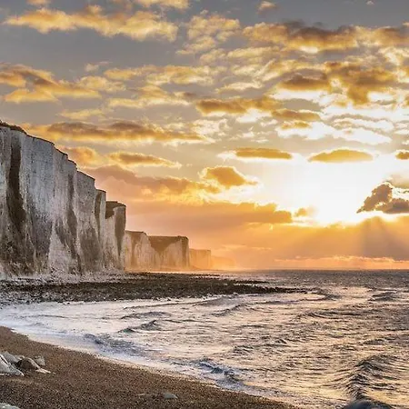 La Verrière. Les Locations Isahora C'est Aussi Plusieurs Appart' De Standing à 2 Pas Du Château D'eu, Des Falaises Du Tréport, De Mers Les Bains Et Aux Portes De La Baie De Somme Eu (Senna Marittima)