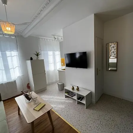 La Verrière. Les Locations Isahora C'est Aussi Plusieurs Appart' De Standing à 2 Pas Du Château D'eu, Des Falaises Du Tréport, De Mers Les Bains Et Aux Portes De La Baie De Somme Appartamento